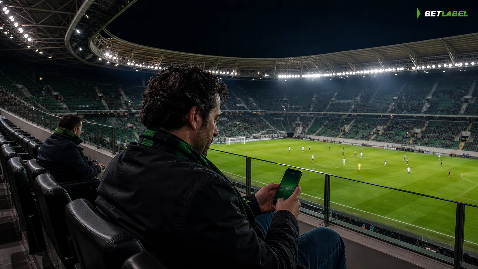 Un tifoso usa l'app BetLabel durante una partita dal vivo