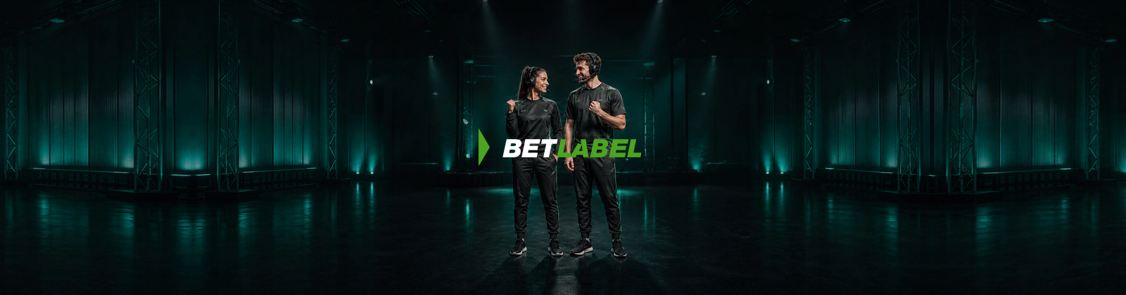 Due giocatori eSport adulti al centro di un'arena